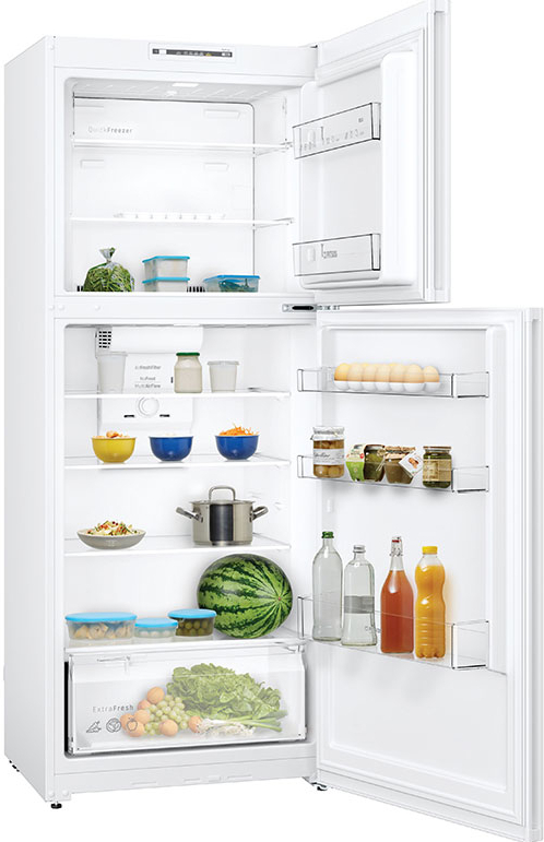 Απεικονίζει το ανοιχτό ψυγείο PKNT43NWFB της Pitsos.